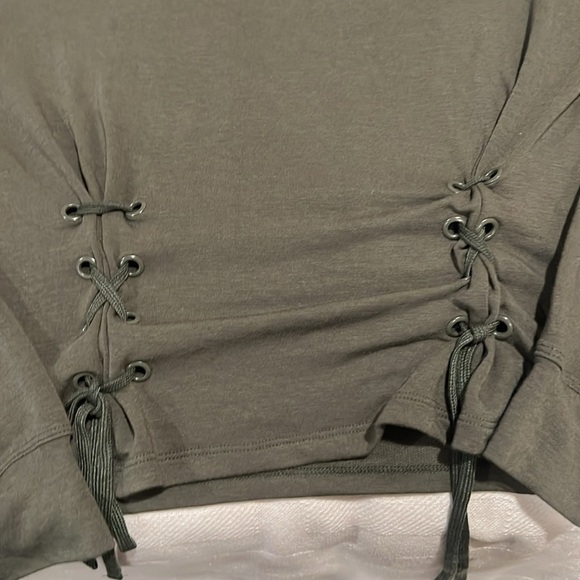 Garage/ Army green top - Picture 3 of 4